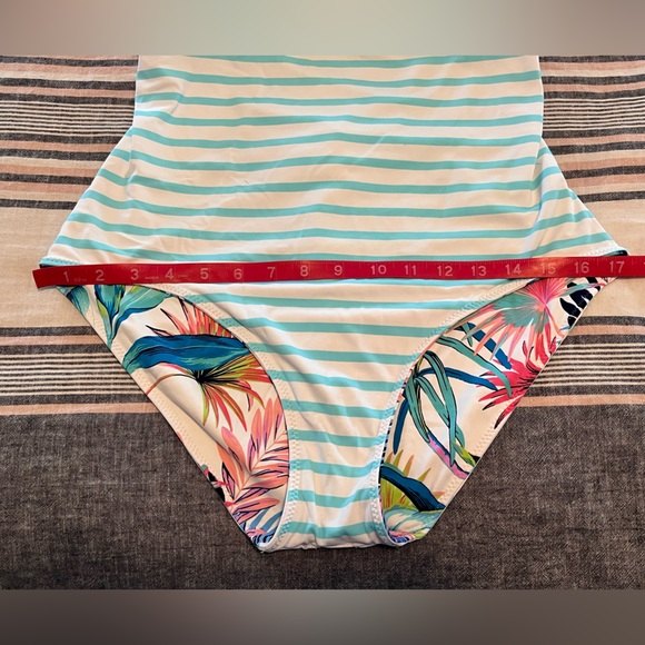 TOMMY BAHAMA | 10| Reversible | Padded - Picture 10 of 16